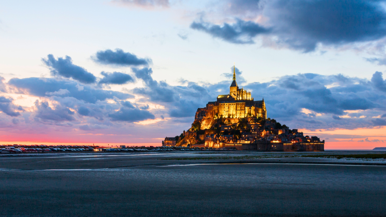 Viaggio tra Castelli e Maree: Normandia, Bretagna e Loira